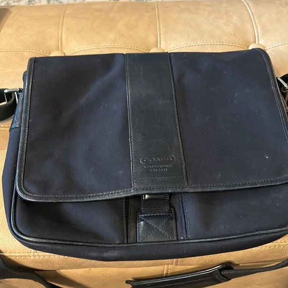 Coach, canvas with  leather crossbag messenger bag with very sturdy metal closur - Picture 9 of 13